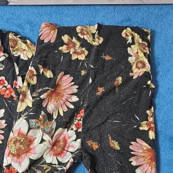 Lou Lou & Company Floral Top and Bottom Set 2t - Picture 6 of 6